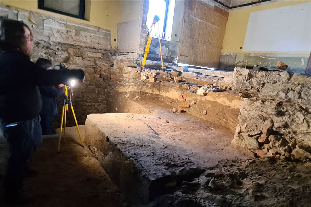 Mit Video: Warum die Pläne für die Burgschänke ganz neu gedacht werden Archäologin Dr. Luisa Radohs und ihre Kollegin haben noch viel Arbeit vor sich, alle Funde in der Burgschänke zu dokumentieren.
