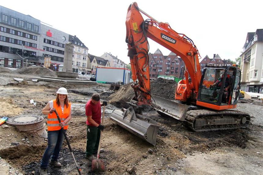 800 Jahre altes Holz und Fundament freigelegt Archäologin Kerstin Lehmann (l.) ist am Dienstag auf dem Marktplatz im Einsatz.