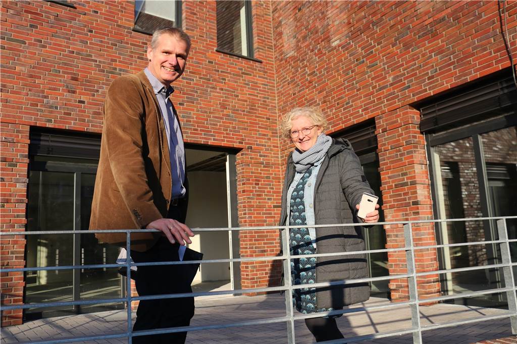 Architekt Bernhard Kröger und Ressortleiterin Veronika Reuter stehen auf der Terrasse, von der aus man einen Blick auf die Lambertus-Kirche hat.