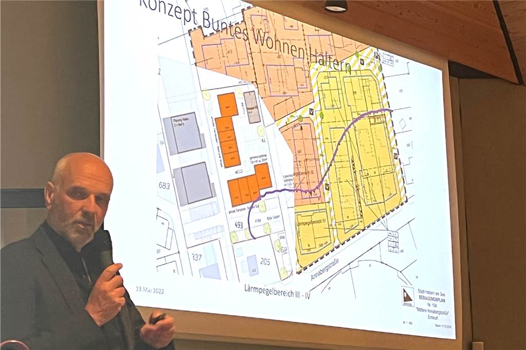 Planung geht weiter: Verein „Buntes Wohnen“ sucht junge Familien für neues Wohnmodell Architekt Hans G. Schmidt-Domogalla aus Dorsten stellte im Halterner Rathaus einen ersten Entwurf vom Mehrgenerationenhaus an der Annabergstraße vor (auf der Skizze der orangefarbene Bereich).