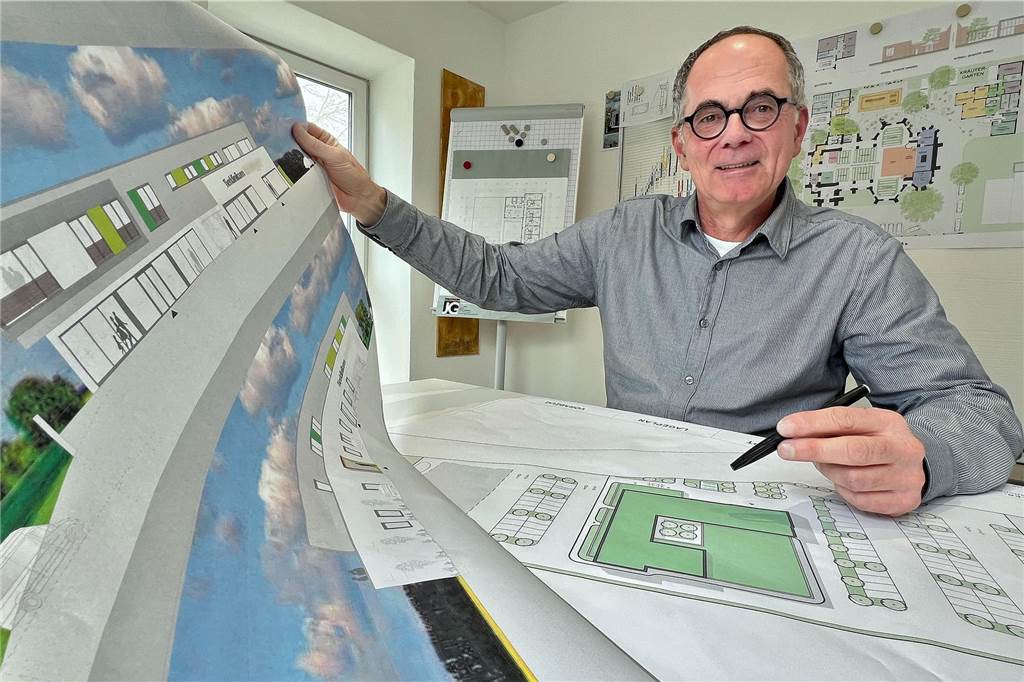 Architekt Jochen Grimm mit einer Entwurfsplanung der Tierklinik in Unna.
