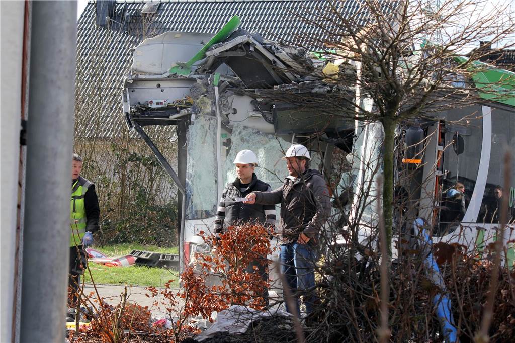 Architekt Jörn Leder (r.) und ein Statiker begutachten die Schäden am Haus.