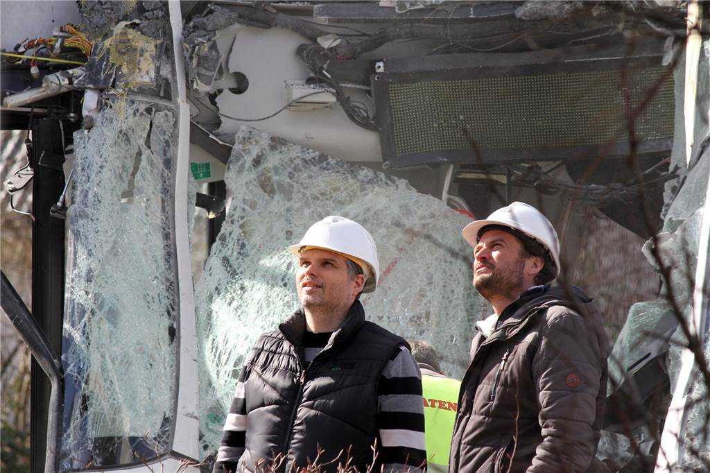Architekt Jörn Leder (r.) und ein Statiker begutachten die Schäden am Haus.