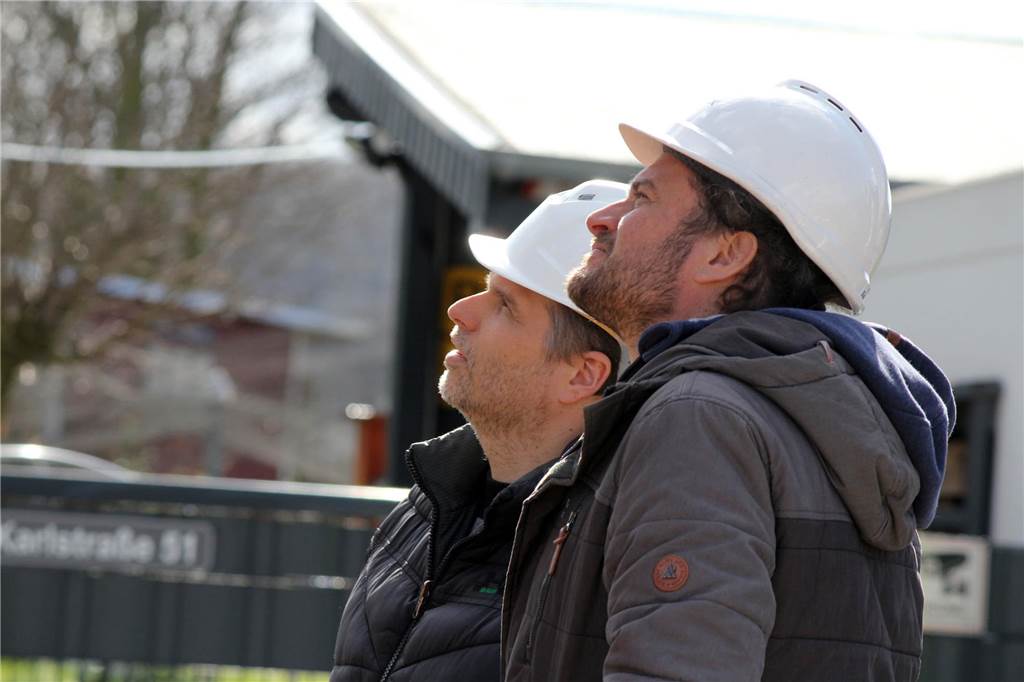 Architekt Jörn Leder (r.) und ein Statiker begutachten die Schäden am Haus.