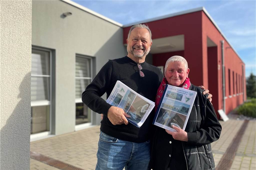Kinderhospiz wird gebaut: Bald Baustart nach jahrelanger Planung Architekt Klaus Winkelmann und Elisabeth Grümer entwickelten die Pläne. Zu diesem Zeitpunkt 2022 wähnten sie sich schon fast im Ziel. Aber es dauerte noch zwei Jahre. Nun steht der Baustart bevor.