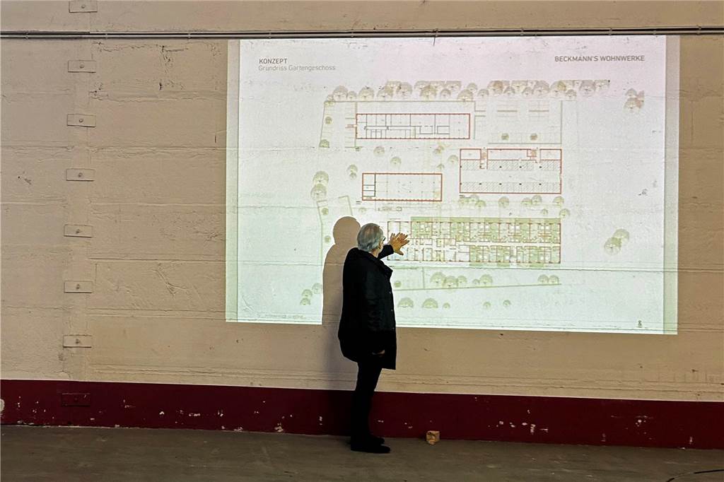 Architekt Michael Maas erklärt die Aufteilung der einzelnen Wohneinheiten.