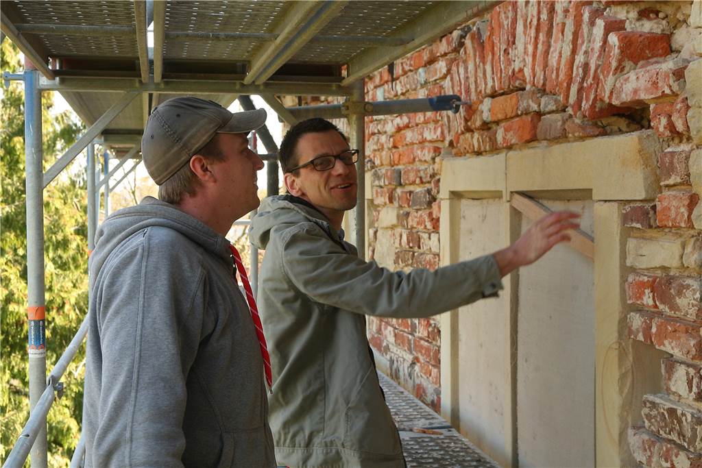 51.000 Euro Fördermittel des Landes für Sanierung des Hohen Hauses Architekt Michael Mauritz (r.) schätzt, dass die Sanierungsarbeiten am Hohen Haus etwa im September abgeschlossen sein werden.