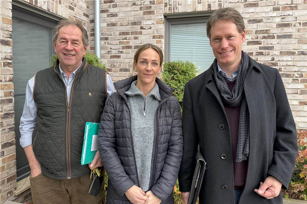 Neues Bauvorhaben: 17 Service-Wohnungen entstehen an Altenhammstraße Architekt Reinhard Herrmann (l.), Tochter Carina Rütter und Immobilienmakler Patrick Wildhofer (r.) sind vom sozialen Konzept ihrer Wohnparks überzeugt.