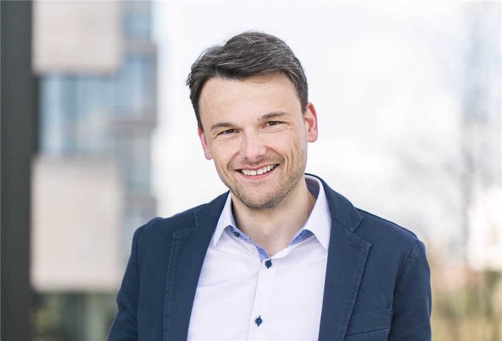 Abriss eines alten Ladenlokals – hier entstehen neue Einfamilienhäuser Architekt Sebastian Schwingeler hat die Reihenhäuser geplant.