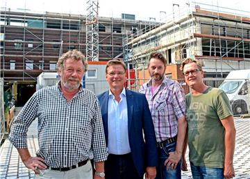 Architekt Thomas Eiling, sein Berater Helmut Gärtner sowie die beiden Betreiber des Café Medicus Olaf Pfeiffer und Al-fred Beverdam (v.l.) sind sich einig.