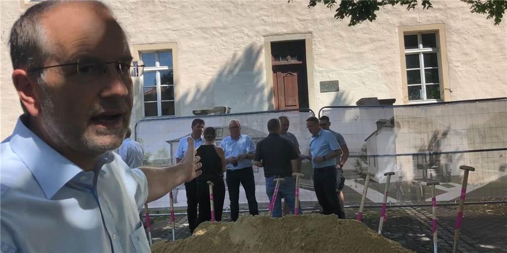 Architekt Thomas Vervoorts - hier nach dem offiziellen Spatenstich - weiß um Probleme mit Lieferketten und darum, Unternehmen zu finden. Er ist aber zuversichtlich, dass der Umbau der Burg Botzlar vorangehen kann.