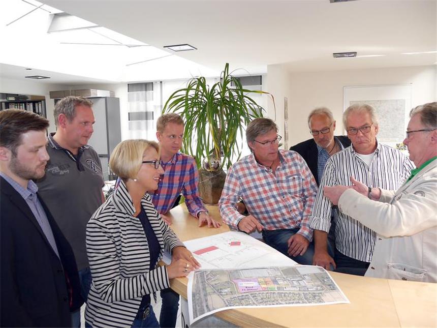 Lohoff-Transporte vergrößert Firmenfläche in Werne Architekt Werner Tietz (r.) erläutert die Pläne zur Firmenerweiterung von Ralf Lohoff. V.l. Luca Müller-Mateen (WFG), Fahrlehrer Feldmann, Caroline Brautlecht, Rolf Lohoff, Meinolf Tingelhoff und Manfred Schiewe von MS Transport GmbH.