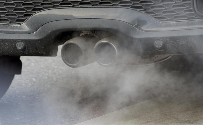 Großbritannien will Diesel- und Benzinautos verbieten ARCHIV - Abgase strömen am 14.11.2016 in Stuttgart (Baden-Württemberg) während eines Feinstaubalarms aus dem Auspuff eines Autos. Um den Ausstoß gesundheitsschädlichen Feinstaubs zu senken, müssen künftig auch Benzinautos mit besonderen Filtern ausgestattet werden. (zu dpa "Benzinautos sollen weniger Feinstaub ausstoßen" vom 20.12.2016) Foto: Franziska Kraufmann/dpa +++(c) dpa - Bildfunk+++ | Verwendung weltweit