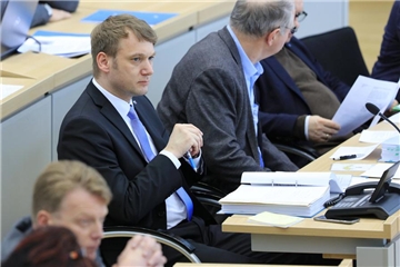 ARCHIV - Andre Poggenburg, AfD Landtags-Fraktionsvorsitzender, verfolgt am 05.04.2017 die Landtagssitzung in Magdeburg (Sachsen-Anhalt). Immer wieder tauchen in der Sprache der AfD Begriffe aus der Zeit des Nationalsozialismus auf.
