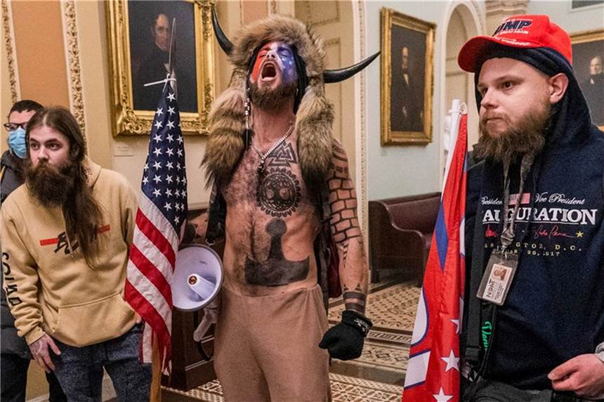 Frau bekommt nach Sturm auf US-Kapitol Bewährungsstrafe ARCHIV - Angriff aufs US Kapitol am 6. Januar: Unterstützer von US-Präsident Trump auf dem Gang vor der Senatskammer. Foto: Manuel Balce Ceneta/AP/dpa