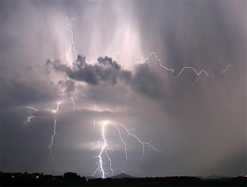 Wetterdienst warnt vor Unwetter in ganz NRW ARCHIV - Blitze zucken am 27.07.2005 im Abendhimmel in der Nähe von Hennef/Sieg. Im Kreis Wesel kamen im vergangenen Jahr 4,1 Einschläge auf einen Quadratkilometer Kreisfläche - mehr als in anderen Städten und Kreisen (zu dpa/lnw «Kreis Wesel ist die «Blitz-Hauptstadt» 2016» vom 13.07.2017) Foto: Matthias Habel/dpa +++(c) dpa - Bildfunk+++