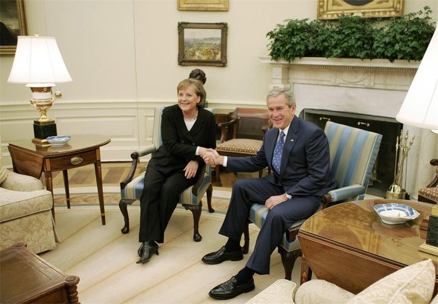 Angela Merkel trifft schon den dritten US-Präsident ARCHIV - Bundeskanzlerin Angela Merkel (CDU, l) wird am 04.01.2007 im Oval Office im Weißen haus in Washington D.C., USA, von US-Präsidenmt George Bush empfangen. (zu dpa "Bush, Obama und nun Trump: Merkels drei US-Präsidenten" vom 12.03.2017) Foto: epa Shawn Thew/EPA/dpa +++(c) dpa - Bildfunk+++ |