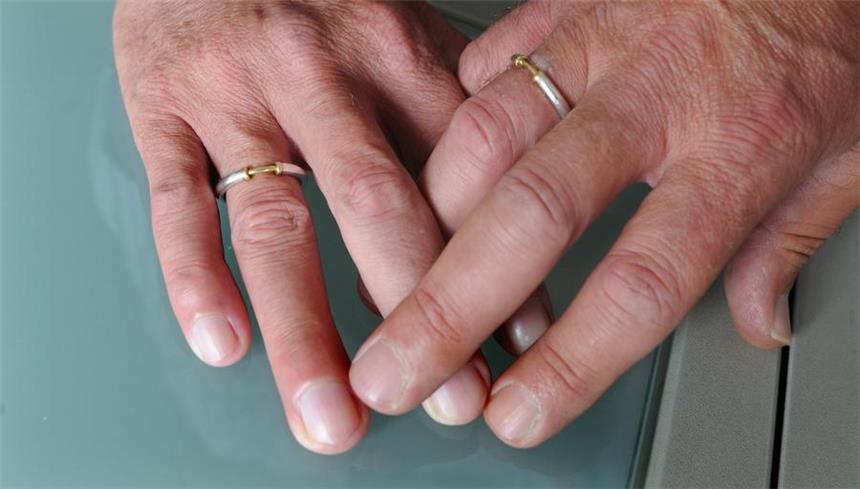 Falsche Handwerker stehlen 92-Jähriger Eheringe ARCHIV - Das homosexuelle Paar Heinz Haare (l) und Reinhard Lüschow zeigen in ihrem Wohnzimmer in Hannover (Foto vom 07.07.2011) ihre Ringe. Eingetragene Lebenspartnerschaften müssen auch vom Ehegattensplitting profitieren können. Das entschied das Bundesverfassungsgericht am 06.06.2013. Die Ungleichbehandlung von Ehen und eingetragenen Lebenspartnern sei verfassungswidrig, hieß es. Foto: Julian Stratenschulte/dpa (zu dpa "Ehegattensplitting auch für eingetragene Partnerschaften" vom 06.06.2013) +++(c) dpa - Bildfunk+++ | Verwendung weltweit
