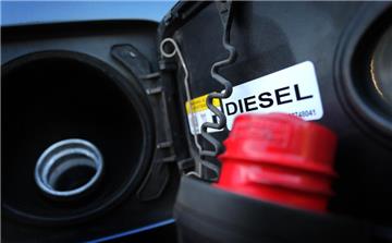 ARCHIV - Das Wort Diesel steht am 14.06.2017 in Kempten (Bayern) an der Innenseite des Tankdeckels eines Dieselautos. Blicken Sie noch durch im Diesel-Chaos? Blaue Plakette ja oder nein, mögliche Fahrverbote als Lösung oder als Problem - und über all dem die Frage, ob moderne Motoren wirklich so viel sauberer sind als alte Dreckschleudern. (zu dpa «Fahrverbote, Grauzonen, neue Tests - geht dem Diesel die Luft aus?» vom 16.06.2017) Foto: Karl-Josef Hildenbrand/dpa +++(c) dpa - Bildfunk+++ | Verwendung weltweit