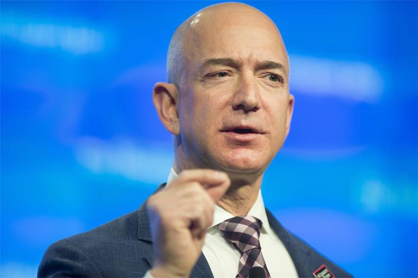 Quartalszahlen: Amazon verdient deutlich weniger ARCHIV - Der Amazon-Gründer und Washington-Post Eigentümer, Jeff Bezoz, spricht am 21.01.2016 in Washington (USA) bei einer Feier. Foto: Michael Reynolds/EPA FILE/dpa +++(c) dpa - Bildfunk+++ |