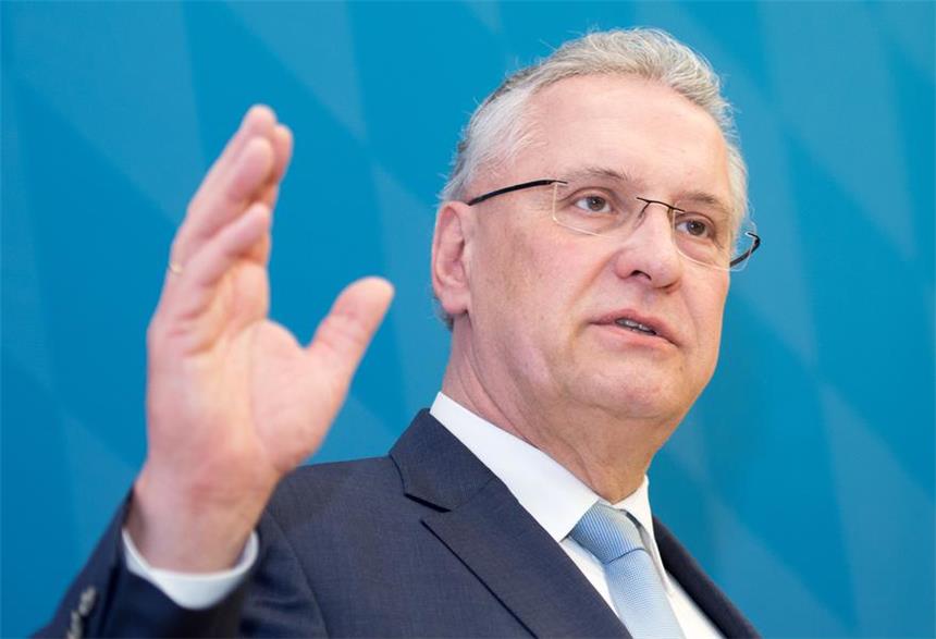 Herrmann: "Schleierfahndung äußerst erfolgreich" ARCHIV - Der bayerische Innenminister Joachim Herrmann (CSU) äußert sich am 13.03.2017 auf einer Pressekonferenz im Innenministerium in München (Bayern). Am 19.04.2017 stellt Herrmann in München den Verfassungsschutzbericht 2016 vor. Foto: Alexander Heinl/dpa +++(c) dpa - Bildfunk+++ | Verwendung weltweit