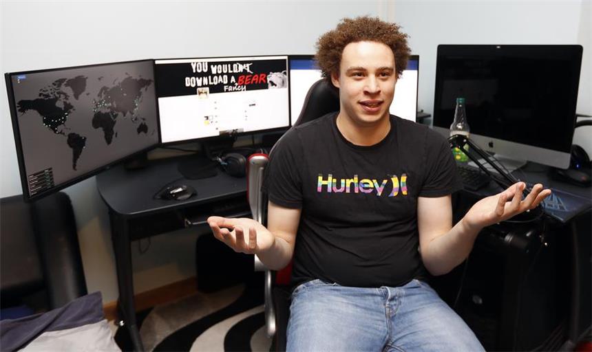 „WannaCry“-Bezwinger in den USA festgenommen ARCHIV - Der britische IT-Experte Marcus Hutchins gibt am 16.05.2017 in Ilfracombe (Großbritannien) ein Interview. Hutchins soll eine große Rolle beim Kampf gegen «WannaCry» gespielt haben - nun wurde der Hacker selbst festgenommen. (zu dpa "FBI nimmt gefeierten «WannaCry»-Retter fest" vom 04.08.2017) Foto: Frank Augstein/AP/dpa +++(c) dpa - Bildfunk+++ |
