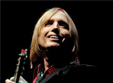 ARCHIV - Der Musiker Tom Petty gibt am 16.06.2006 in Manchester, Großbritannien, mit seiner Band Tom Petty and the Heart Breakers ein Konzert. Der US-Musiker Tom Petty ist tot. (Wiederholung mit verändertem Bildausschnitt)(zu dpa «US-Musiker Tom Petty gestorben» vom 03.10.2017) Foto: Mark Humphrey/AP/dpa +++(c) dpa - Bildfunk+++ |