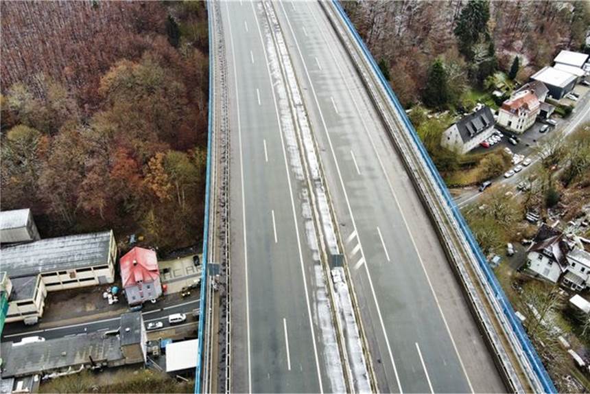 A45-Brücke bei Lüdenscheid total abgeriegelt - Land und Bund wollen Tempo bei Neubau machen ARCHIV - Die Autobahn 45 zwischen dem östlichen Ruhrgebiet und Frankfurt ist derzeit wegen eines Brückenschadens gesperrt. Foto: Kay-Helge Hercher/dpa/Archivbild
