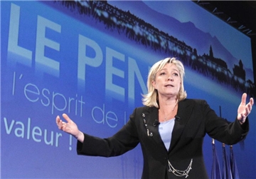 ARCHIV - Die französische Rechtspopulistin und Präsidentschaftskandidatin Marine Le Pen spricht am 29.01.2012 während einer Wahlkampfveranstaltung in Perpignan. (zu dpa «Wer zum Stelldichein der Rechten in Koblenz kommt» vom 20.01.2017) Foto: Guillaume Horcajuelo/EPA/dpa +++(c) dpa - Bildfunk+++ |