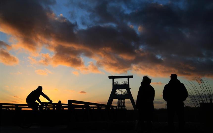 Touren-Tipp mit Plan für junge Leute ARCHIV - Die Silhouette von Personen und dem ehemaligen Förderturm der Zeche Ewald zeichnen sich 02.01.2015 in Herten (Nordrhein-Westfalen) vor dem durch den Sonnenuntergang intensiv gefärbten Abendhimmel ab. Foto: Marcel Kusch/dpa (zu dpa «25 Jahre Deutsche Einheit - Ruhrgebiet bleibt Sorgenkind» vom 02.10.2015) +++(c) dpa - Bildfunk+++ | Verwendung weltweit