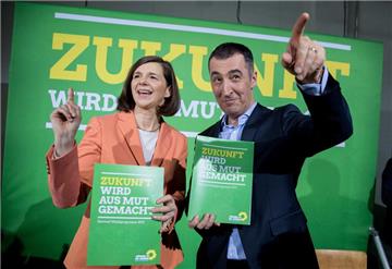 ARCHIV - Die Spitzenkandidaten für die Bundestagswahl von Bündnis 90/Die Grünen, Katrin Göring-Eckardt (l) und Cem Özdemir, präsentieren am 10.03.2017 in Berlin den Entwurf ihres Wahlprogramms für die Bundestagswahl.   (zu dpa "Nagelprobe Wahlprogramm: Hält das Spitzenduo die Grünen auf Kurs?" vom 15.06.2017) Foto: Kay Nietfeld/dpa +++(c) dpa - Bildfunk+++ | Verwendung weltweit