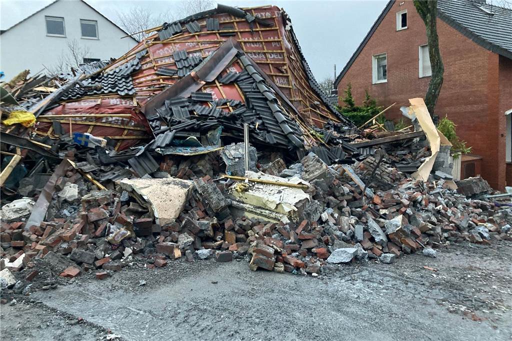 Ein Knall, ein Beben, ein Haus in Trümmern: Bauarbeiter nach Gas-Unglück vor Gericht ARCHIV - Die Trümmer eines Wohnhauses in Bochum-Linden. Dieses Haus selbst hatte keinen Gasanschluss. Foto: Florentine Dame/dpa