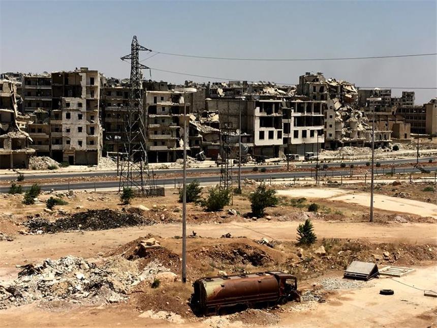 Feuerpause in Aleppo ist gescheitert ARCHIV - Ein ausgebrannter Tanklastzug steht am 09.08.2016 vor zerstörten Gebäuden im südlichen Vorort Al-Ramouseh von Aleppo, Syrien. Die Kämpfe in Aleppo gehen trotz einer von Russland angekündigten Feuerpause weiter. Mehrere Male nach dem eigentlichen Start der Waffenruhe schlugen Granaten in den Rebellengebieten Aleppos ein.