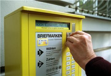 ARCHIV - Ein Kunde steckt eine Münze in einen Briefmarkenautomaten der Deutschen Post in Berlin (Archivfoto vom 26.10.2000). Trotz Schließung vieler herkömmlicher Filialen weitet die Deutsche Post ihr Angebot für Kunden immer weiter aus. Dazu sollen bis Jahresende in rund 1500 Einzelhandelsgeschäften neue Verkaufsstellen eingerichtet werden, wie die Post am Montag (18.08.2008) in Bonn mitteilte. Darüber hinaus sind Briefmarken auch weiterhin rund um die Uhr an 3700 Briefmarkenautomaten erhältlich. Foto: v.Bruchhausen dpa/lnw (zu dpa 0290 vom 18.08.2008) +++(c) dpa - Bildfunk+++ | Verwendung weltweit