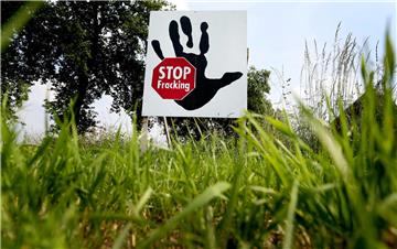 ARCHIV - Ein Plakat mit der Aufschrift «Stop Fracking» steht am 03.06.2014 in Brünen (Nordrhein-Westfalen) am Niederrhein in einem Feld. Foto: Martin Gerten/dpa (zu dpa "Proteste gegen Neustart von Fracking in Hannover" vom 14.07.2016) +++(c) dpa - Bildfunk+++