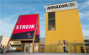 ARCHIV - Ein Streikschild steht am 27.10.2014 vor dem Amazon Logistikzentrum Leipzig (Sachsen). Mit einem Streik an einem besonderen Schnäppchentag bei Amazon will Verdi dem Versandriesen besonders zusetzen. Ein Ende in dem Konflikt ist nicht in Sicht. (zu dpa «Amazon-Angestellte legen erneut Arbeit nieder» vom 11.07.2017) Foto: Peter Endig/dpa-Zentralbild/dpa +++(c) dpa - Bildfunk+++ | Verwendung weltweit