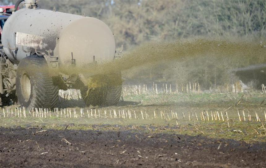 ARCHIV - Ein Traktor mit Gülleanhänger versprüht am 06.04.2017 in Aukrug-Homfeld (Schleswig-Holstein) seine Ladung. (zu dpa "Behörde: Preis für Trinkwasser könnte wegen hoher Nitratwerte steigen" vom 10.06.2017) Foto: Carsten Rehder/dpa +++(c) dpa - Bildfunk+++