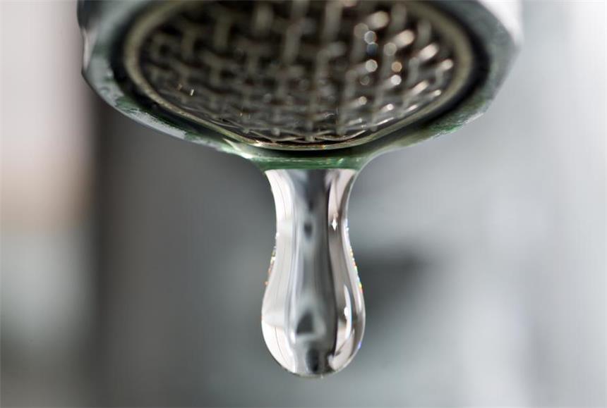 Coliforme Bakterien im Trinkwasser entdeckt ARCHIV - Ein Tropfen Wasser kommt am 21.03.2013 aus einem Wasserhahn in Frankfurt (Oder) (Brandenburg). Das Trinkwasser in Teilen Königs Wusterhausens ist mit Bakterien verunreinigt. Foto: Patrick Pleul/dpa (zu lbn vom 10.10.2014) +++(c) dpa - Bildfunk+++