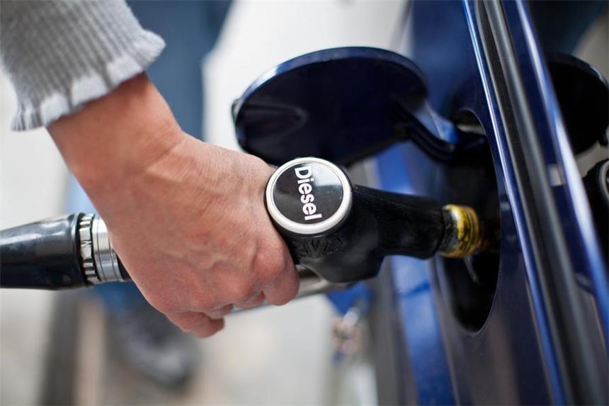 Spritklau: Aufklärungsquote in Castrop-Rauxel steigt ARCHIV - Eine Frau betankt in Wicklesgreuth (Mittelfranken) an einer freien Tankstelle ihren Pkw (Foto vom 04.04.2012). Foto: Daniel Karmann dpa (zu dpa «Sinkende Ölpreise dürften Inflation in Deutschland niedrig halten") +++(c) dpa - Bildfunk+++