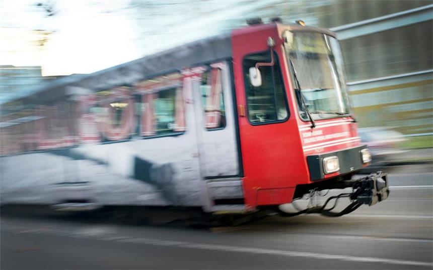 ARCHIV - Eine Straßenbahn fährt am 07.11.2014 durch Düsseldorf (Nordrhein-Westfalen). Das Nein der Bürger in Oberhausen zur Verlängerung einer Straßenbahnlinie ist aus Sicht von NRW-Verkehrsminister Groschek (SPD) «schade für den ÖPNV, aber ein Erfolg für die Demokratie». Bei dem Ratsbürgerentscheid sei das notwendige Quorum klar überschritten worden, hob Groschek, der Vorsitzender der SPD Oberhausen ist, am Montag hervor. Die Sozialdemokraten hatten sich für die Verlängerung der Linie 105 von der Essener Stadtgrenze bis zum Oberhausener Einkaufszentrum Centro ausgesprochen.   Foto: Martin Gerten/dpa +++(c) dpa - Bildfunk+++