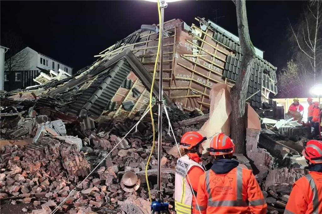 Ein Knall, ein Beben, ein Haus in Trümmern: Bauarbeiter nach Gas-Unglück vor Gericht ARCHIV - Feuerwehr und Rettungskräfte stehen nach der Explosion im Januar vor dem eingestürzten Haus. Foto: Markus Gayk/TNN/dpa