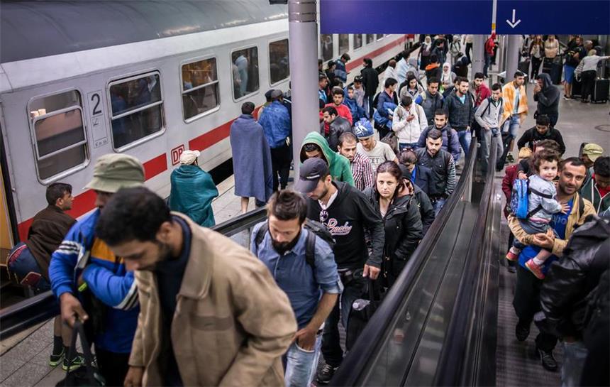 Deutlich weniger Flüchtlinge kommen nach NRW ARCHIV - Flüchtlinge kommen am 09.09.2015 am Flughafen Bahnhof in Düsseldorf (Nordrhein-Westfalen) an. Die Zahl der Flüchtlinge in NRW sinkt weiter. (zu dpa vom 27.07.2017) F +++(c) dpa - Bildfunk+++