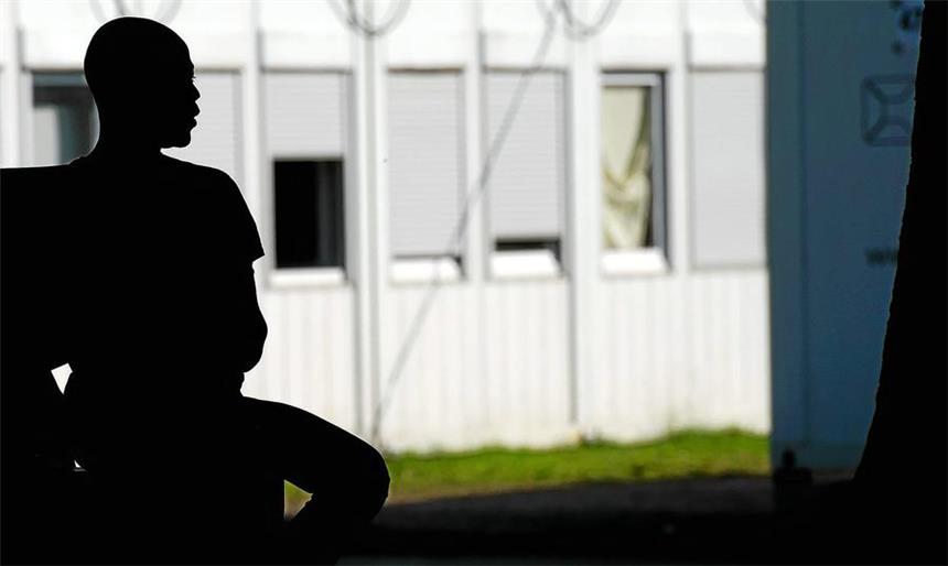 Castrop-Rauxeler wollen Flüchtlingen helfen ARCHIV - Flüchtlinge sitzen am 18.09.2014 vor Containern in der Landesaufnahmebehörde für Asylsuchende (LAB) in Braunschweig (Niedersachsen). In Niedersachsen haben im Jahr 2015 Angriffe auf Flüchtlingsunterkünfte oder deren Bewohner zugenommen. Foto: Julian Stratenschulte/dpa (zu "Auch in Niedersachsen nehmen Angriffe auf Flüchtlingsunterkünfte zu" vom 07.04.2015) +++(c) dpa - Bildfunk+++