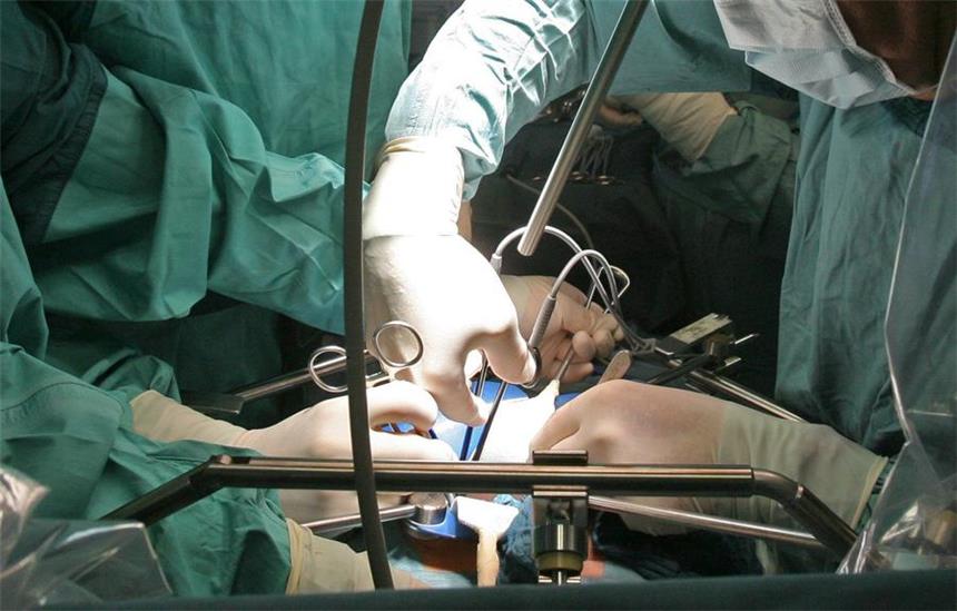Wie Patienten bei Operationen zu Opfern werden ARCHIV - In einer Deutschen Klinik wird am 15.11.2007 bei einer Operation einem Spender eine Niere entnommen, die für eine Transplantation vorgesehen ist. Im vergangenen Jahr hat die AOK in Bayern fast 500 Behandlungsfehler bei ihren Versicherten gezählt. Täglich sind das 1,3 Fälle, wie die Krankenkasse in Nürnberg (Bayern) mitteilte. Foto: Jan-Peter Kasper/dpa (zu dpa «Fast 500 Behandlungsfehler bei AOK-Versicherten im Jahr 2015» vom 10.05.2016) +++(c) dpa - Bildfunk+++ | Verwendung weltweit