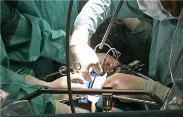 ARCHIV - In einer Deutschen Klinik wird am 15.11.2007 bei einer Operation einem Spender eine Niere entnommen, die für eine Transplantation vorgesehen ist. Im vergangenen Jahr hat die AOK in Bayern fast 500 Behandlungsfehler bei ihren Versicherten gezählt. Täglich sind das 1,3 Fälle, wie die Krankenkasse in Nürnberg (Bayern) mitteilte. Foto: Jan-Peter Kasper/dpa (zu dpa «Fast 500 Behandlungsfehler bei AOK-Versicherten im Jahr 2015» vom 10.05.2016) +++(c) dpa - Bildfunk+++ | Verwendung weltweit