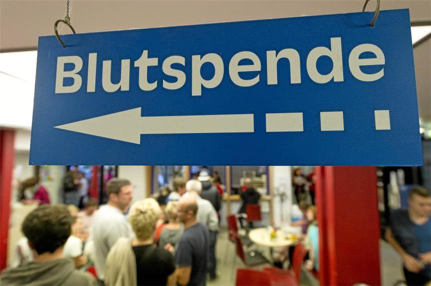 Neuregelung für Schwerter Aids-Aktivisten eine Farce ARCHIV - Menschen warten am 11.07.2014 in der Blutspendenzentrale der Universitätsklinik in Freiburg (Baden-Württemberg). Das Deutsche Rote Kreuz (DRK) und das Innenministerium appellieren zum Start der Ferienzeit im Südwesten, mehr Blut zu spenden. Foto: Patrick Seeger/dpa (zu dpa:"Rotes Kreuz und Innenministerium werben um Blutspenden" vom 02.08.2014) +++(c) dpa - Bildfunk+++ | Verwendung weltweit