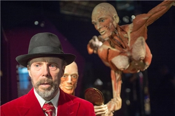 ARCHIV - Plastinator Gunther von Hagens steht am 17.02.2015 in Berlin vor der Eröffnung des Körperwelten-Museums «Menschen Museum» vor dem Plastinat «Im Spiegel der Zeit». Der Leichenplastinator von Hagens plant für seine umstrittenen «Körperwelten»-Exponate ein Museum in Heidelberg. (zu dpa: «Gunther von Hagens plant «Körperwelten»-Museum in Heidelberg» vom 09.06.2017) Foto: Maurizio Gambarini/dpa +++(c) dpa - Bildfunk+++