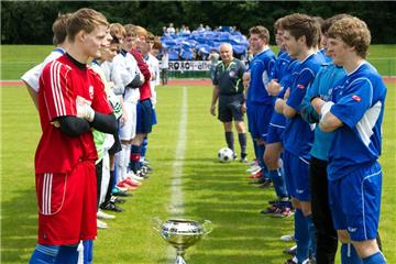 ARCHIV - Spieler der Schüler-Mannschaft vom Gymnasium Paulinum (l) aus Münster und vom Gymnasium Carolinum (r) aus Osnabrück im Jahr 2011.