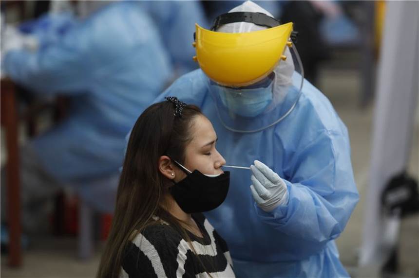 Neue Corona-Variante: Experten wegen Lambda-Variante nicht beunruhigt ARCHIV - Test auf das Coronavirus in Peru. Foto: El Comercio/GDA via ZUMA Wire/dpa