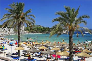 ARCHIV - Urlauber erholen sich in der Badebucht von Paguera auf der spanischen Baleareninsel Mallorca (Archivfoto vom  22.07.2006). Foto: Andreas Lander/dpa (zu dpa «Palma de Mallorca verbietet Saufgelage am Ballermann» vom 08.03.2016) +++(c) dpa - Bildfunk+++ | Verwendung weltweit